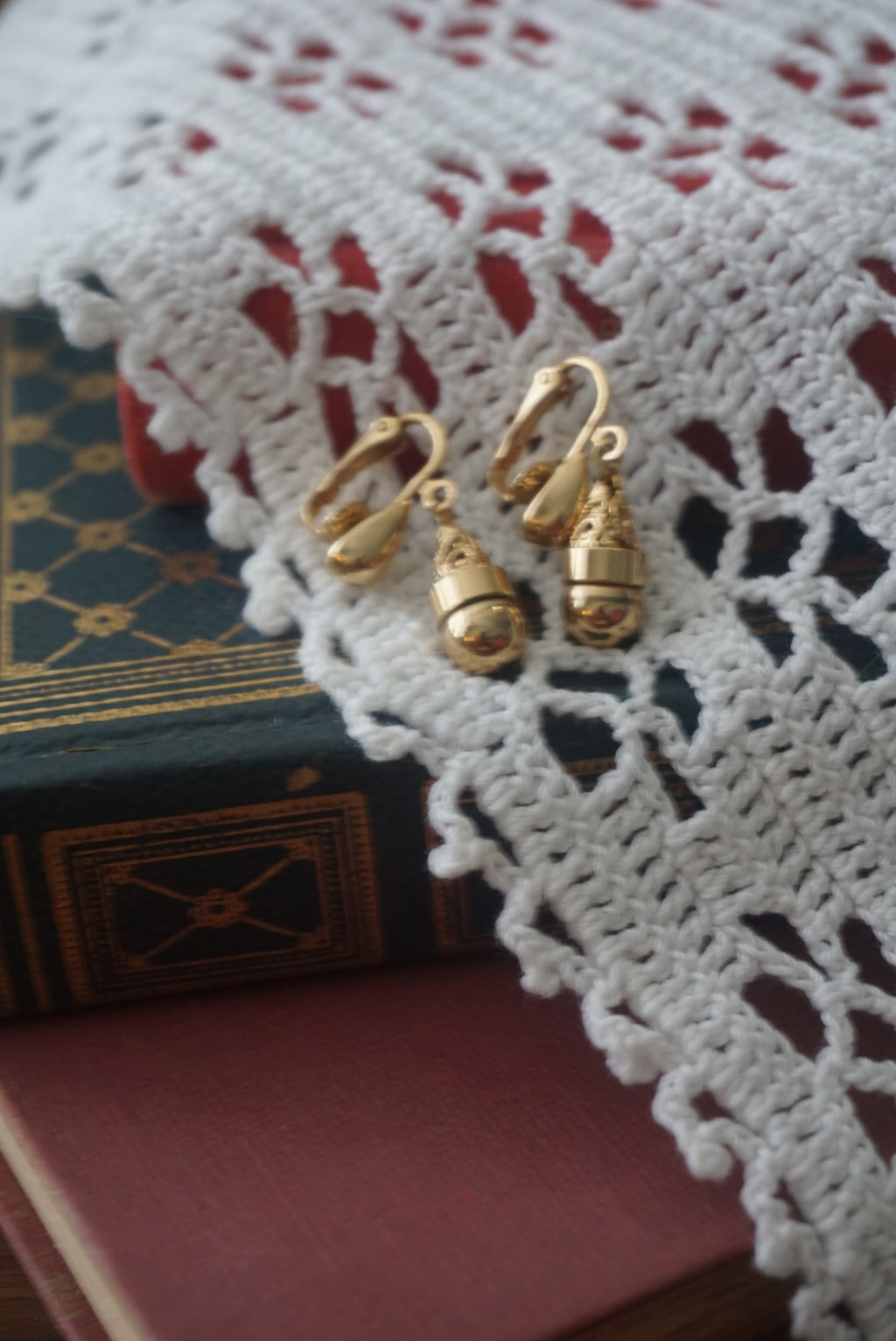 Vintage Gold Tone Teardrop Dangle Earrings