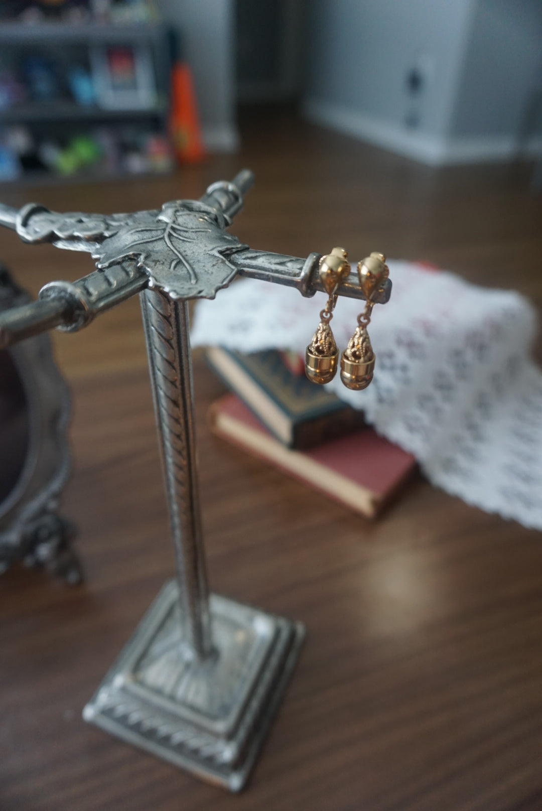 Vintage Gold Tone Teardrop Dangle Earrings