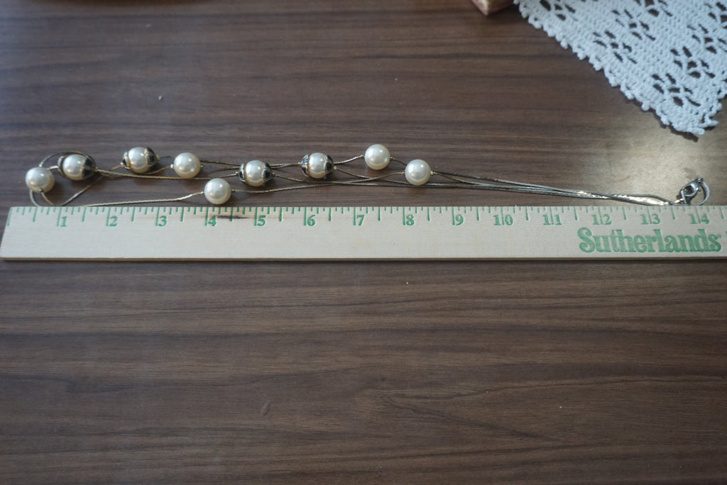 Elegant Pearl and Metal Necklace