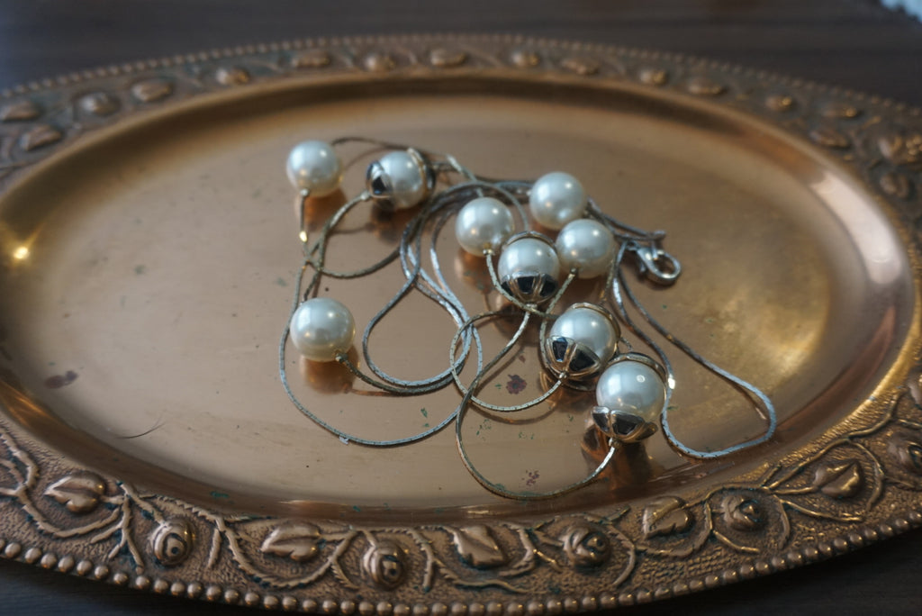 Elegant Pearl and Metal Necklace