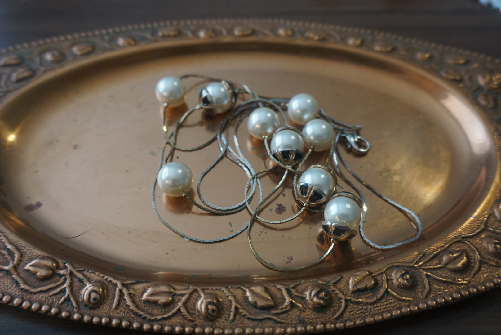 Elegant Pearl and Metal Necklace