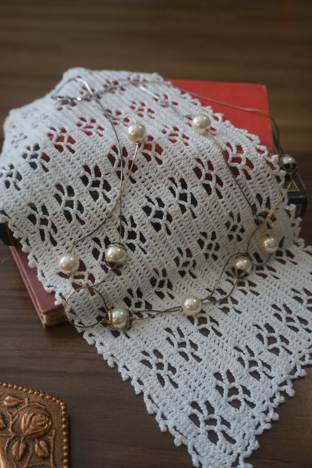 Elegant Pearl and Metal Necklace