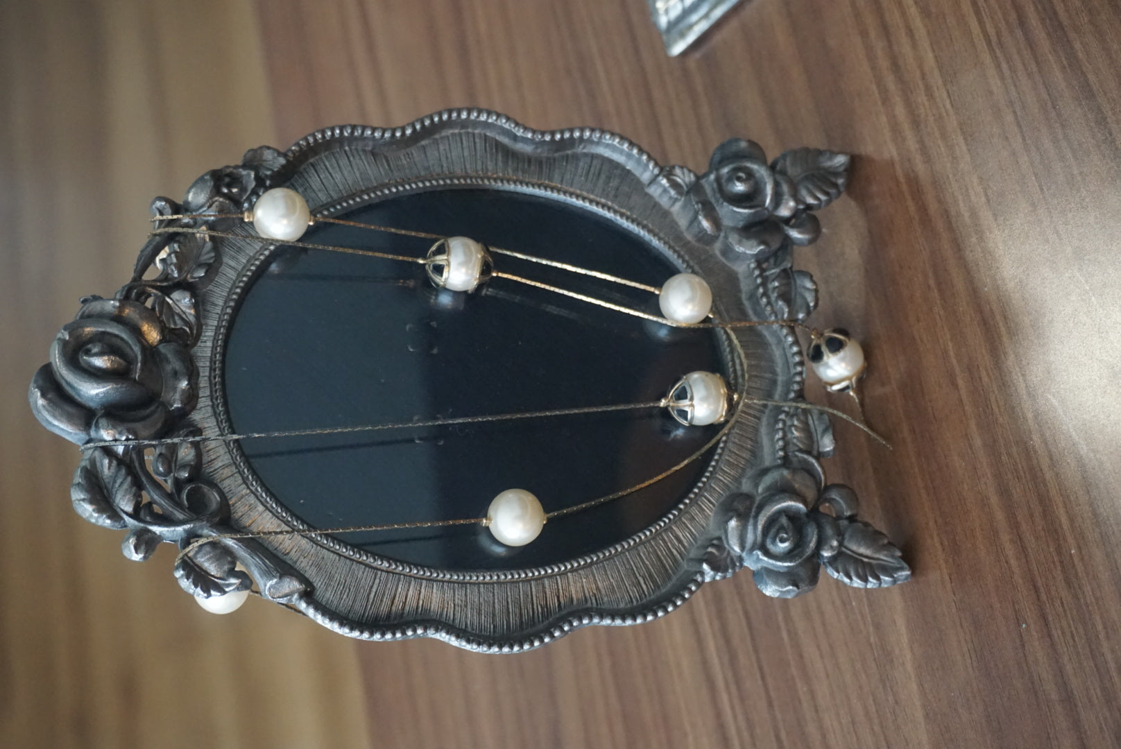 Elegant Pearl and Metal Necklace