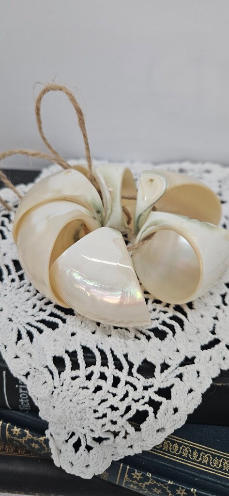 6 vintage Decorative Shell Piece Napkin Rings