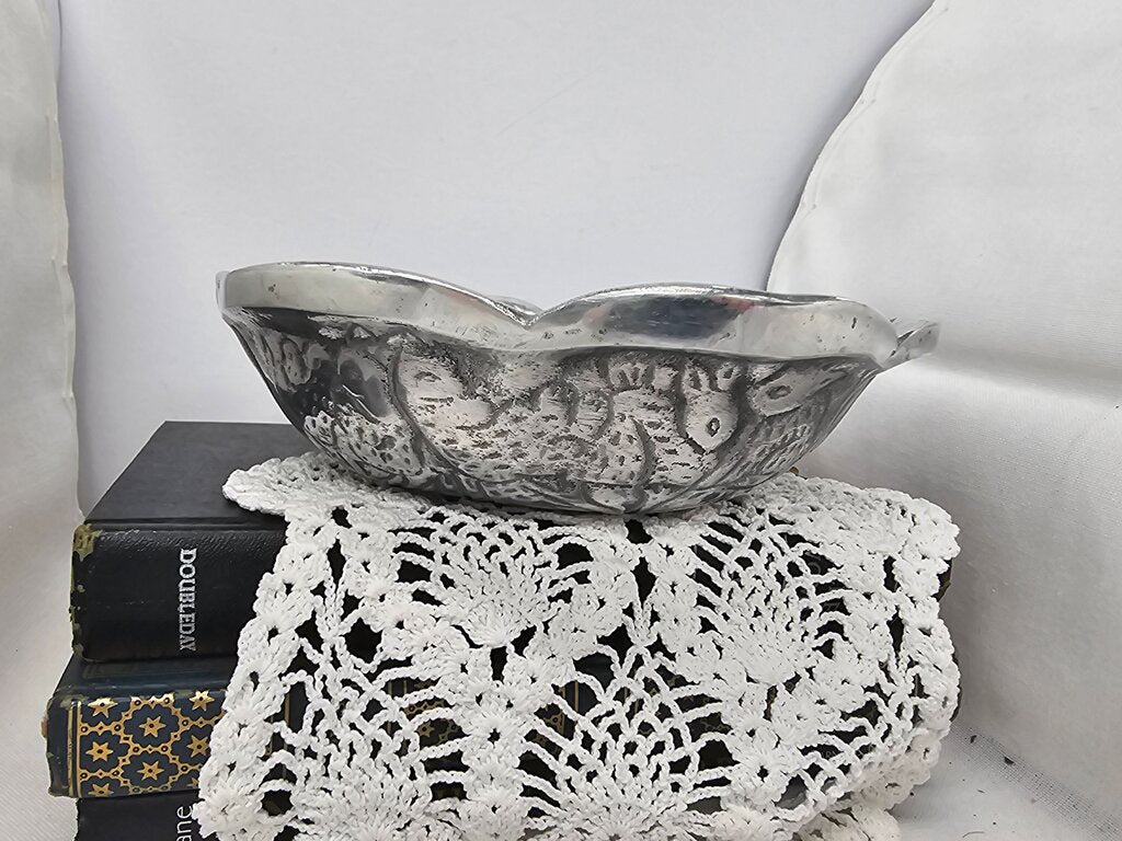 Vintage Arthur Court Rabbits Cabbage Leaves 8" Scalloped Bunny Bowl