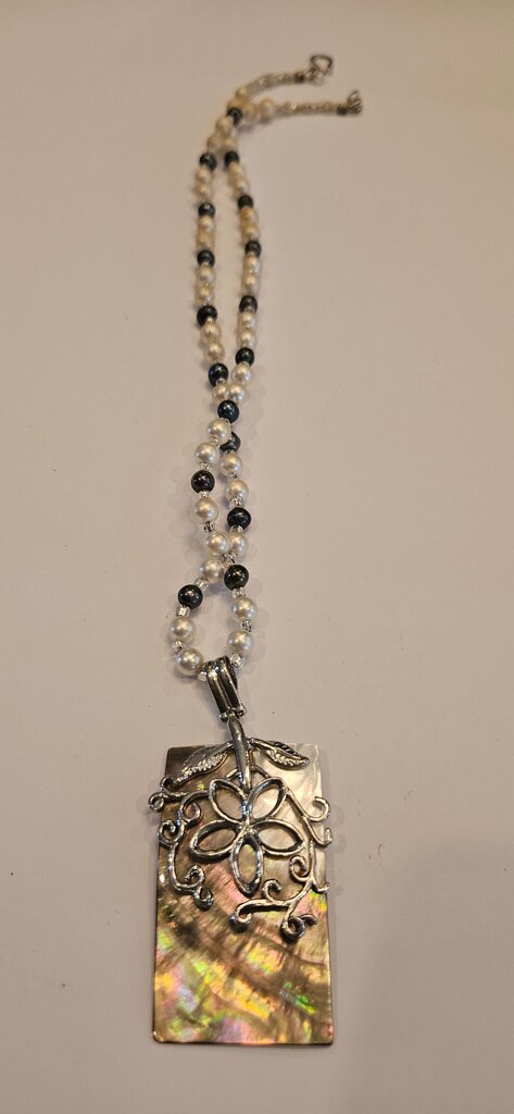 Elegant Pearl and Silver Pendant Necklace