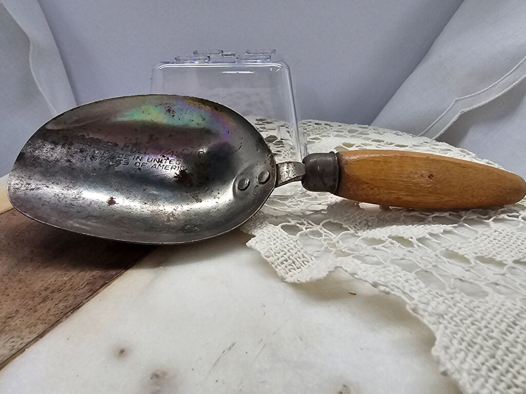 vintage 1/4 cup sweet little sugar scoop