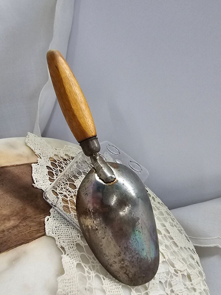 vintage 1/4 cup sweet little sugar scoop