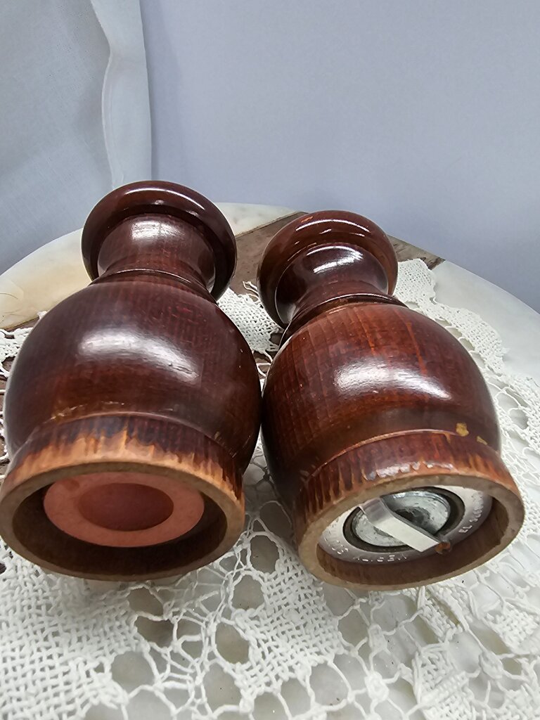 Set of Wooden pepper Grinder Mill & Salt Shaker AS IS