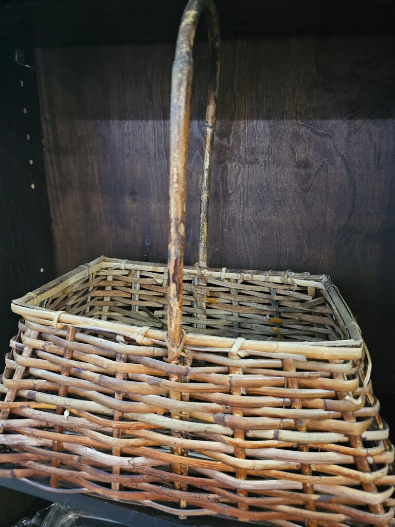 Vintage Farmhouse Gathering Basket country cottage