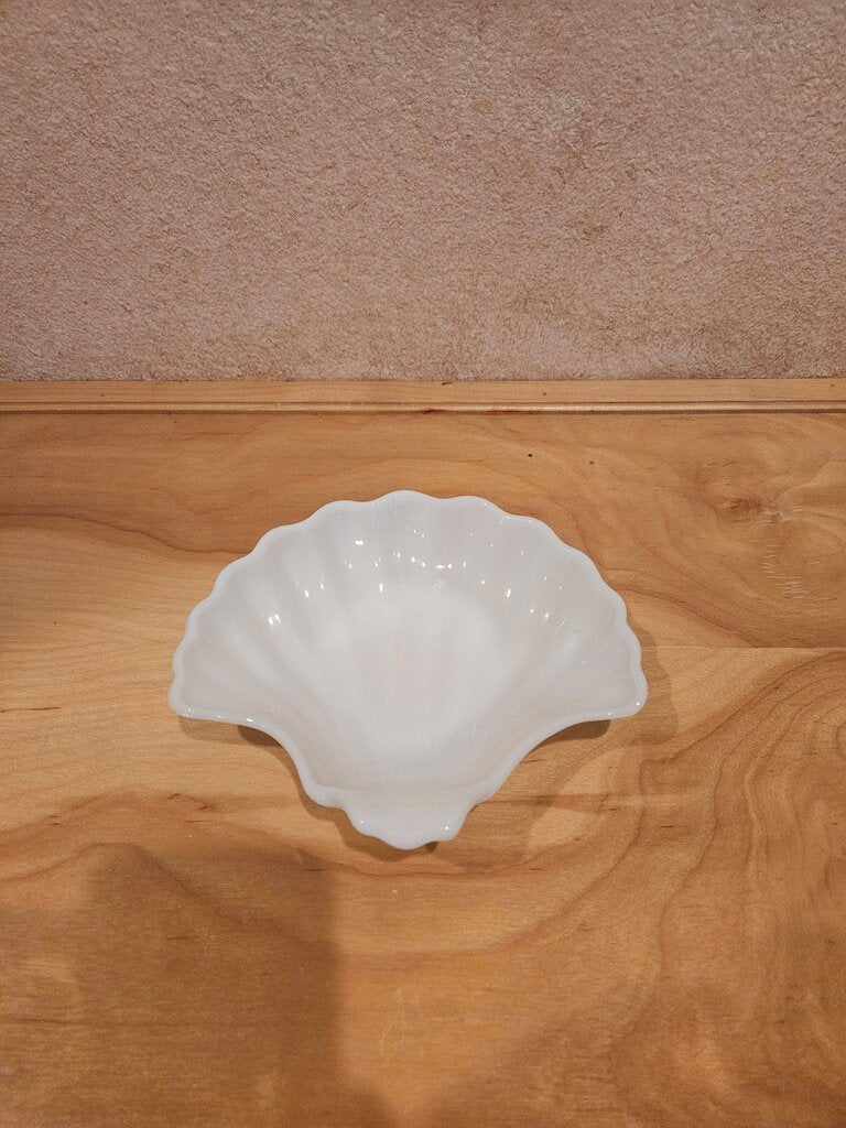 Set of 4 Vintage Anchor Hocking White Milk Glass Shell Dish, Soap Dish, Trinket Dish, Beach Decor, Candy Dish, Catchall, Clam Shell, Seashell