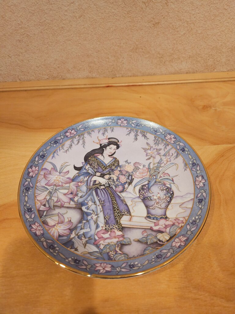 ROYAL DOULTON - FRANKLIN MINT - 'LADY OF THE LILIES'