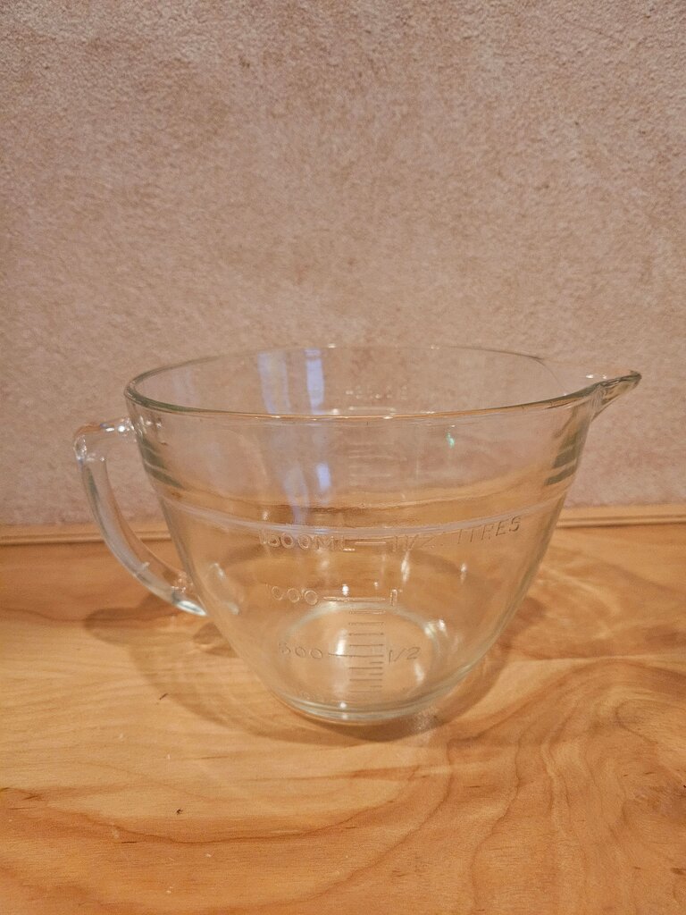 Large Measuring Glass Vintage Great Condition Mid-Century batter bowl