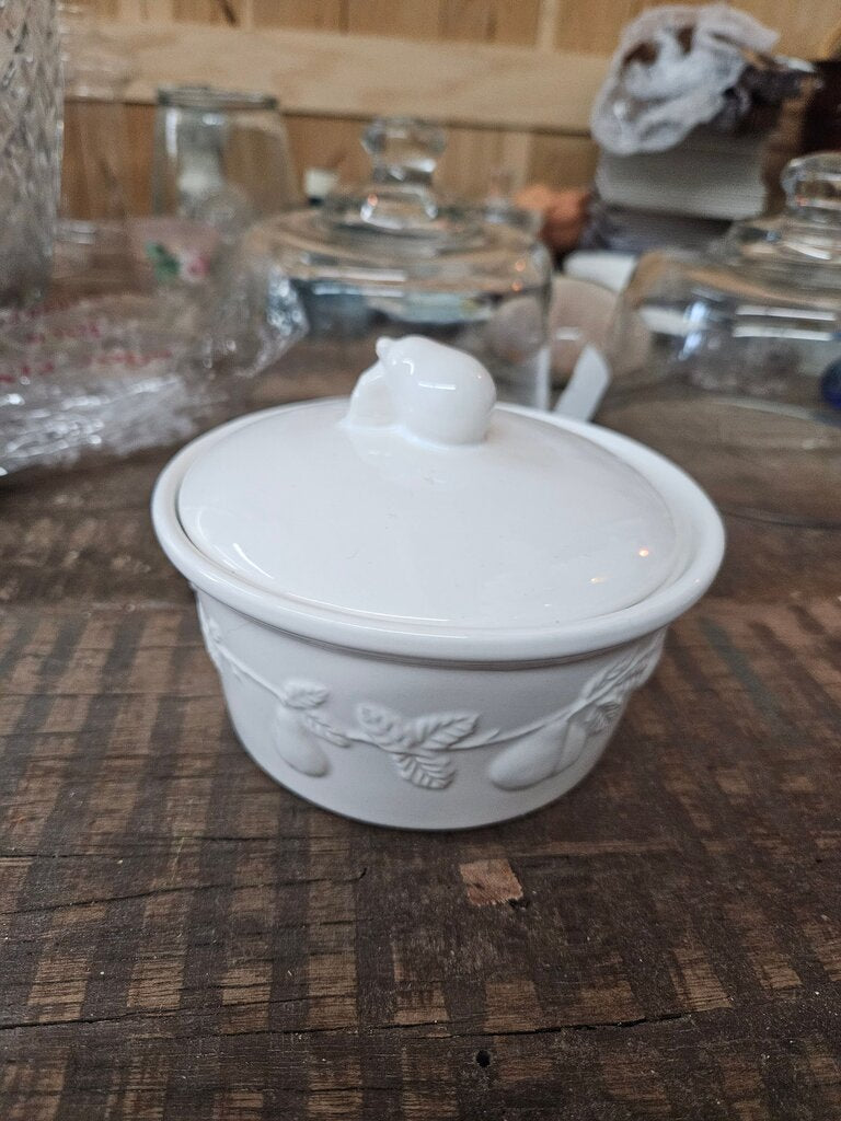 Ceramic Pear Embossed Casserole Dish w Lid Lillian Vernon Farmhouse Cottage Core