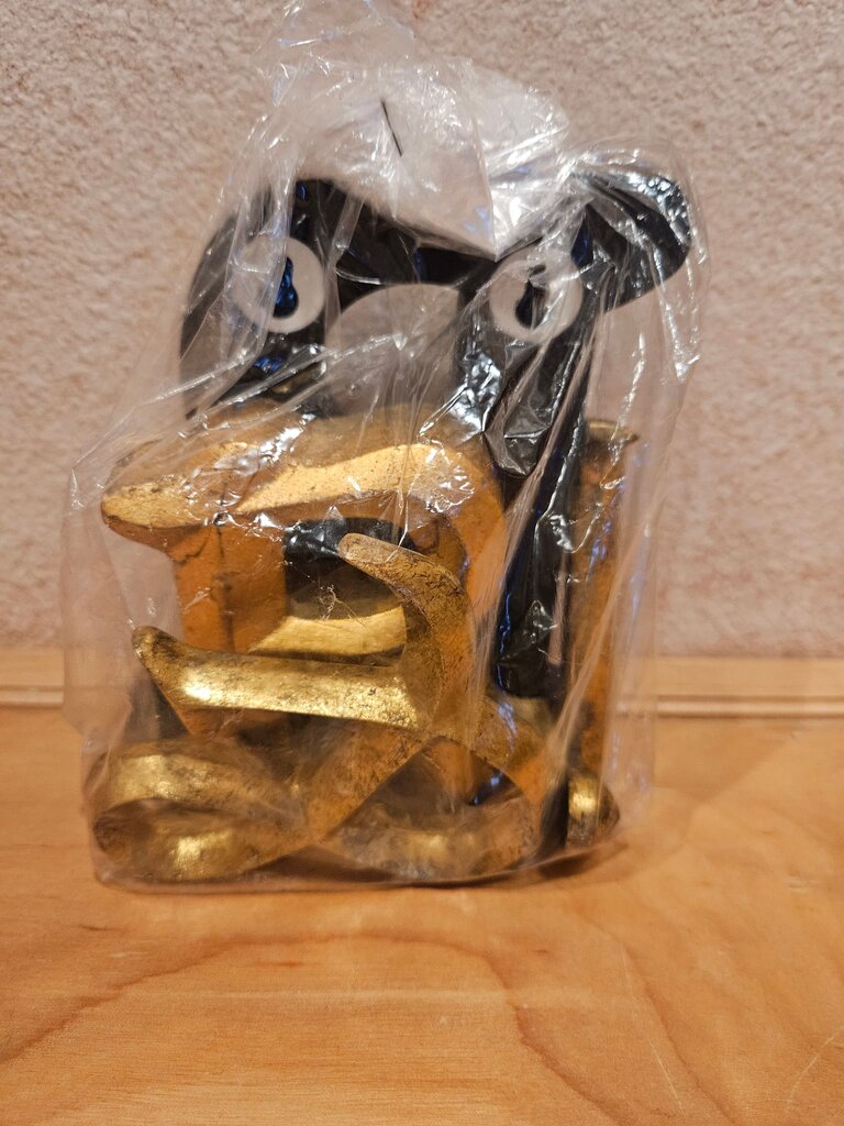 Decorative Letter R in Black and Gold