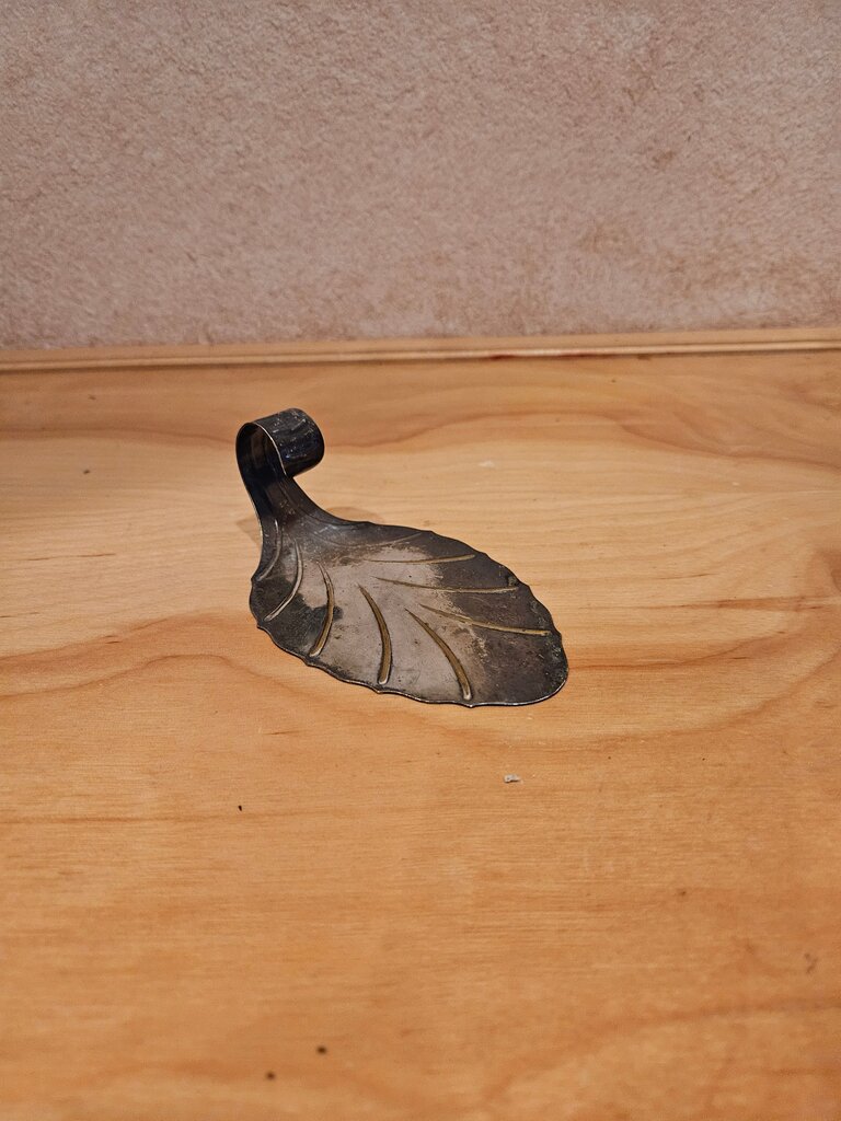 Late 1800s "8 Vist" Tarnished Silver Scalloped Edge Leaf Pastry Server with a Finger Holder