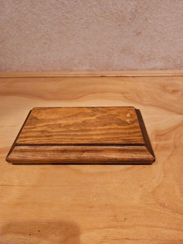 Wooden plate holder with Slots
