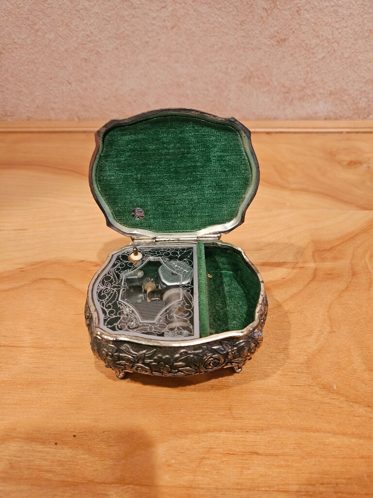 Vintage Sankyo Music Box - Satin Renaissance- Love Story Sanyo