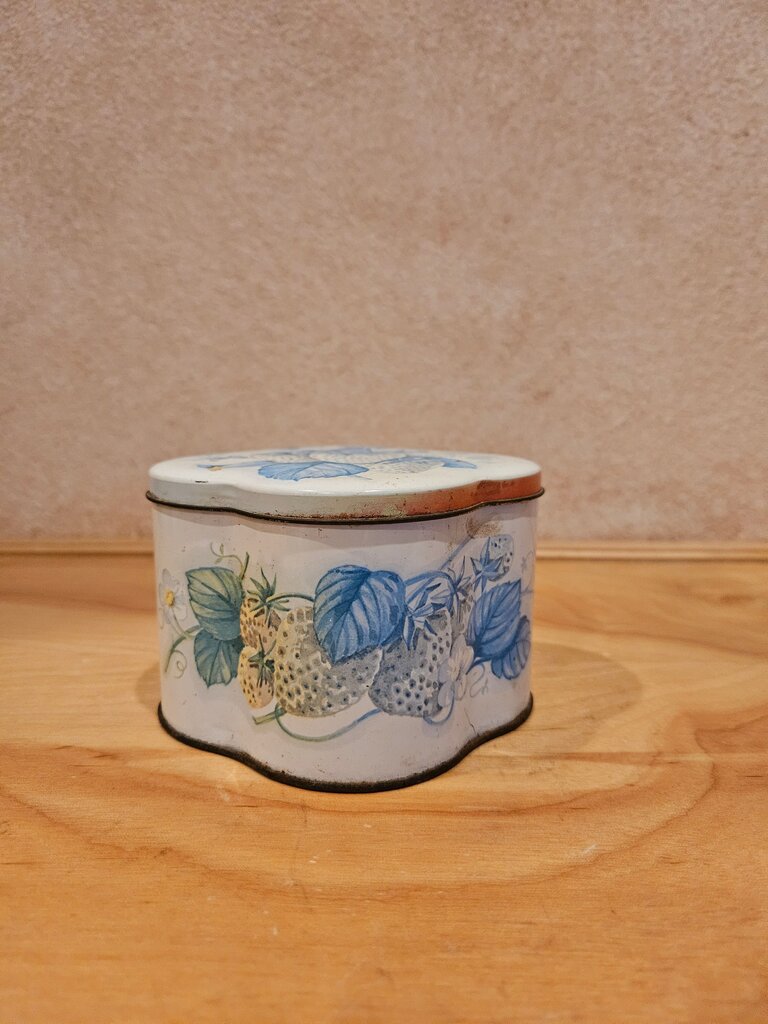 Vintage Strawberry and leaves Metal Sea Shell Hinged Lid Tin