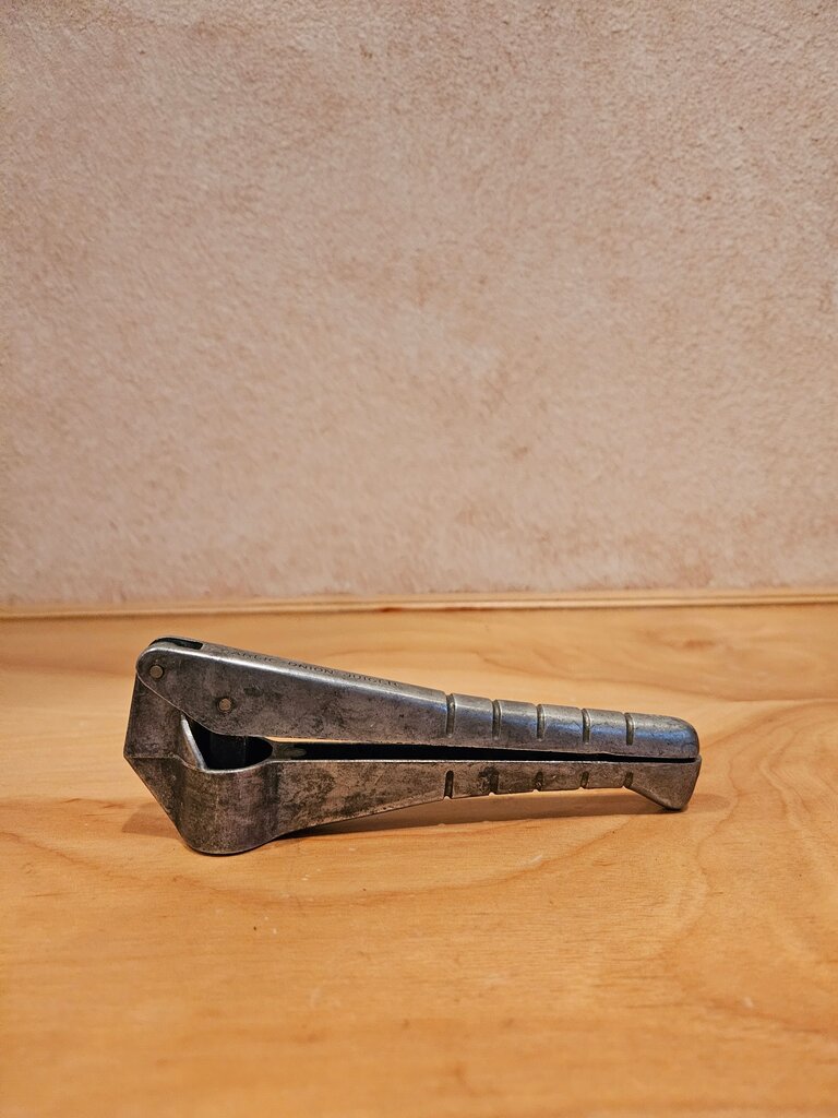 Vintage Garlic Press Onion Juicer Aluminum Utensil USA Farmhouse kitchen/Barware