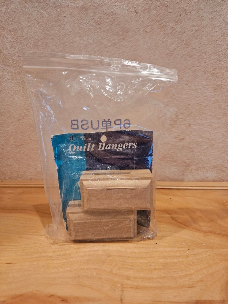 Vintage June Tailor Quilt Light wood Hangers