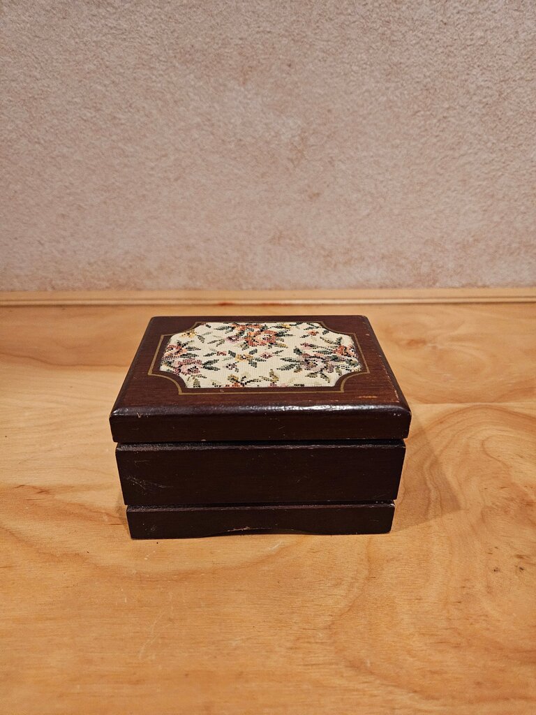 QUILTTED TOP WOOD WOODEN JEWELRY BOX TOYO MUSIC BOX