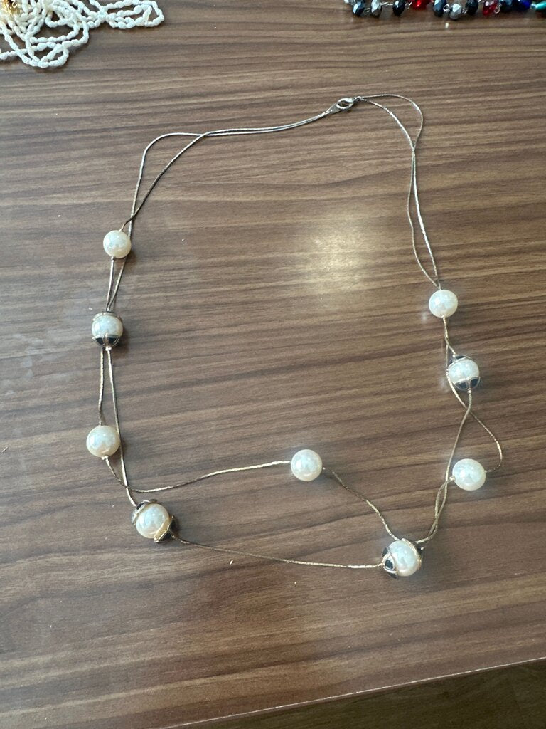 Elegant Pearl and Metal Necklace