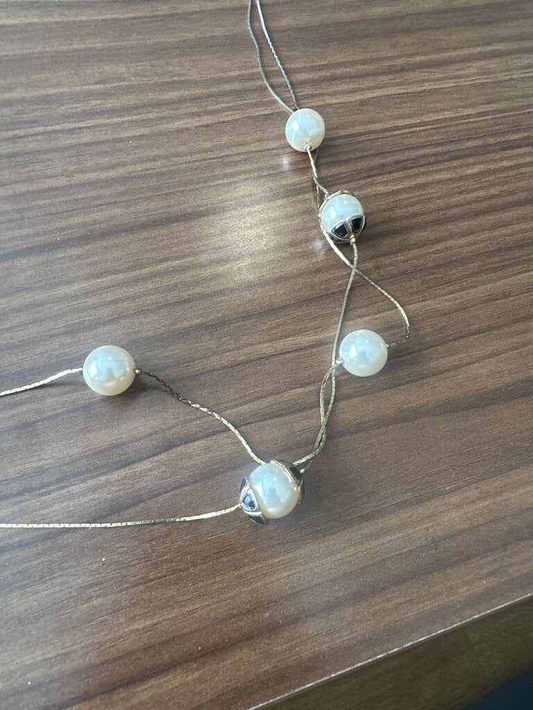 Elegant Pearl and Metal Necklace