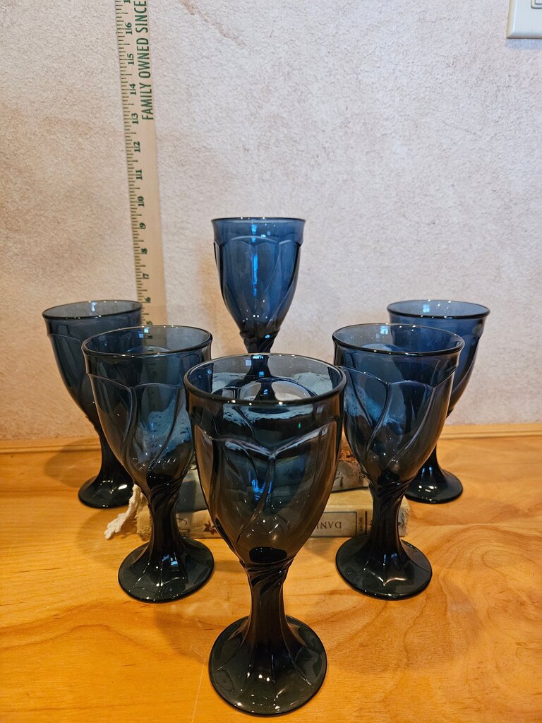 Set of 6 Elegant Dark Blue Stemmed Glasses