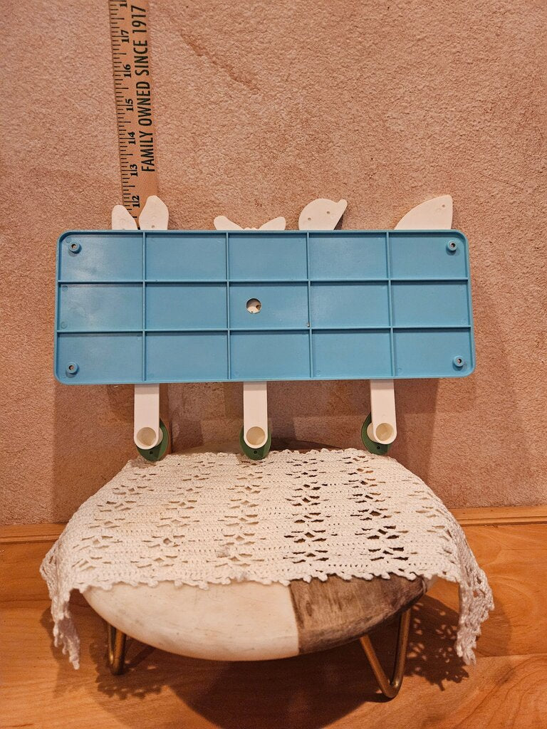 GALLERY ORIGINALS SURPRISING ANIMALS CLOTHES RACK 1984 AVON RACCOON BUNNY DECOR.