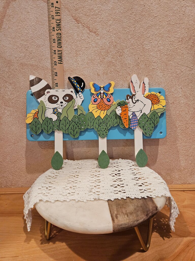 GALLERY ORIGINALS SURPRISING ANIMALS CLOTHES RACK 1984 AVON RACCOON BUNNY DECOR.