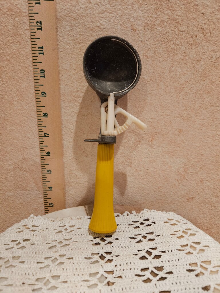 Vintage Metal Ice Cream Scoop Yellow Plastic Handle Scooper retro