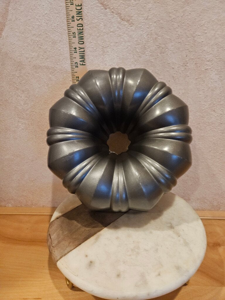 WILTON Heavy Duty Steel Bundt Cake & Monkey Bread Pan Scalloped Design