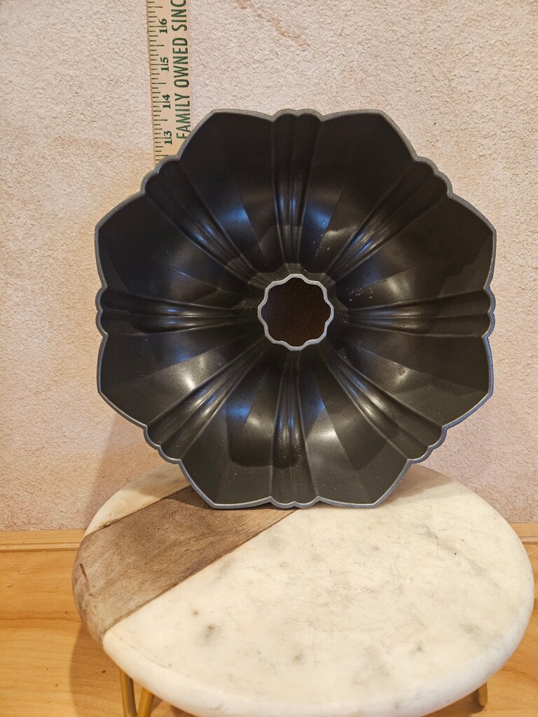 WILTON Heavy Duty Steel Bundt Cake & Monkey Bread Pan Scalloped Design