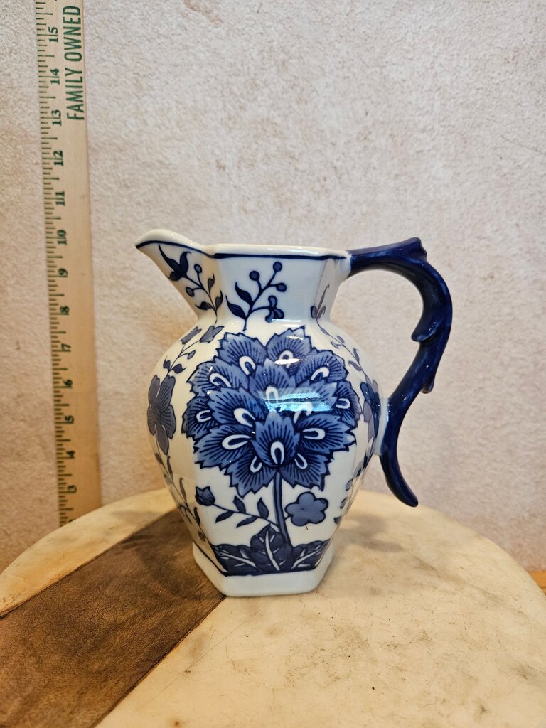 Baum Bros Pocket Vase/Wall Decoration Porcelain Blue & White decor
