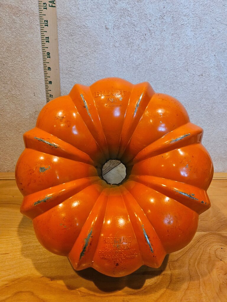 MC Vintage Nordic Ware Tangerine Fluted Cast Aluminum Bundt Pan