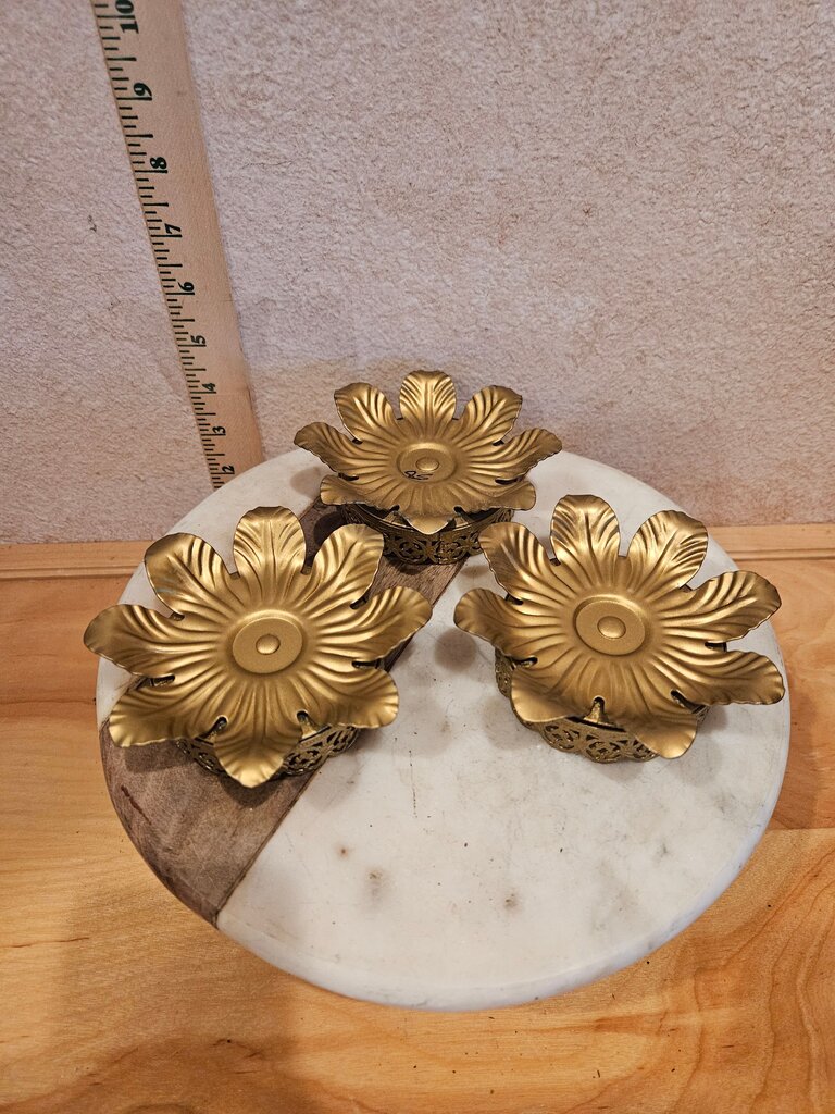 set 2 Vintage Filigree Hollywood Regency Gold Toned Metal Lace Leaf Leave Candleholder