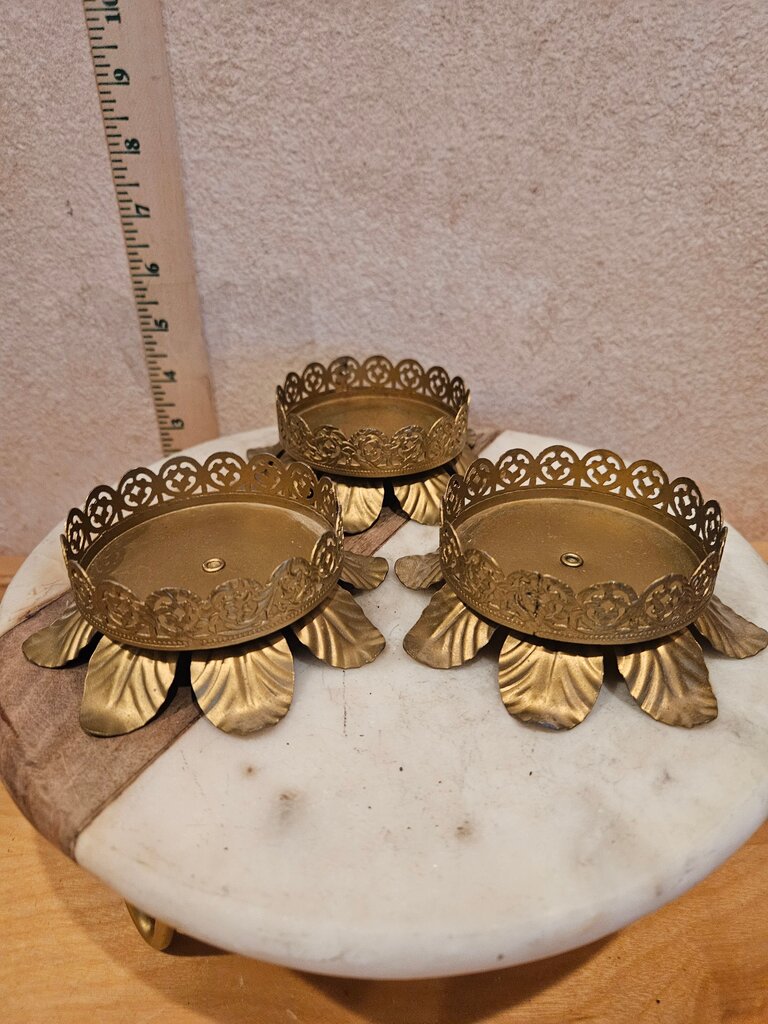 set 2 Vintage Filigree Hollywood Regency Gold Toned Metal Lace Leaf Leave Candleholder