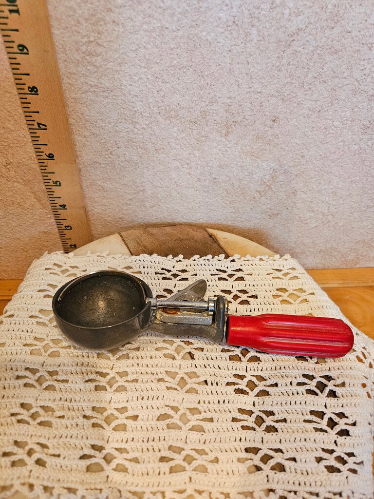 Vintage Ice Cream Scoop w ribbed Cherry Red Plastic Handle