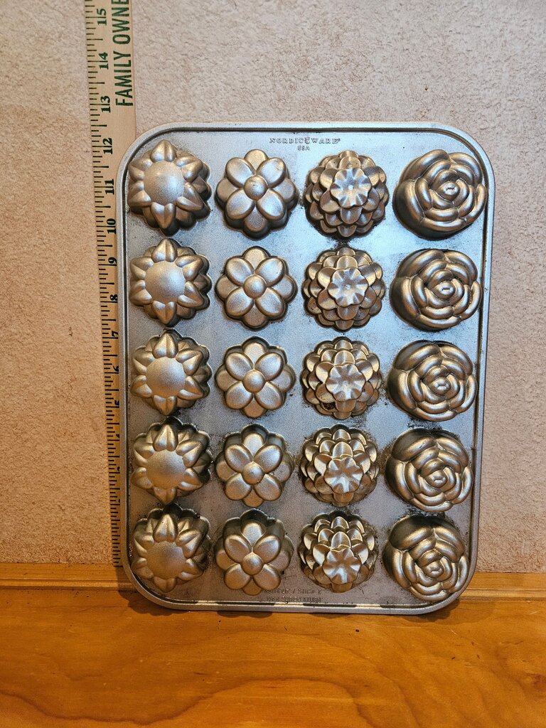 William Sonoma Nordic Ware Flower Petits Fours candies Bundt Pan