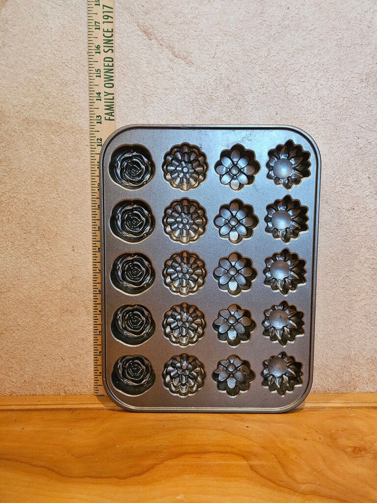 William Sonoma Nordic Ware Flower Petits Fours candies Bundt Pan