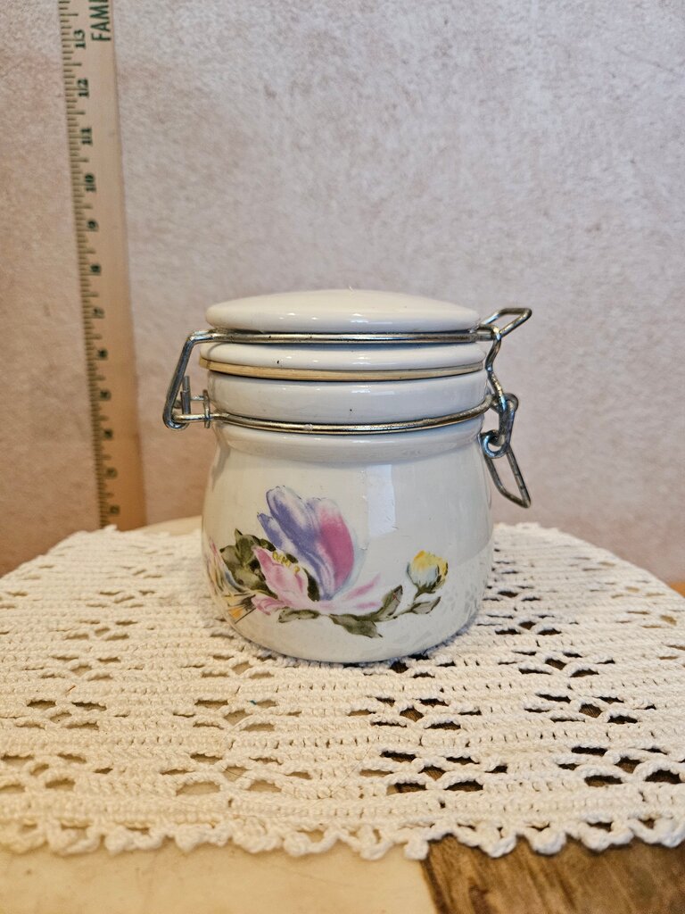 le Jardin de Max Factor Bubbling Bath Parfumee Ceramic Jar w Flowers & Metal Clasp Max factor