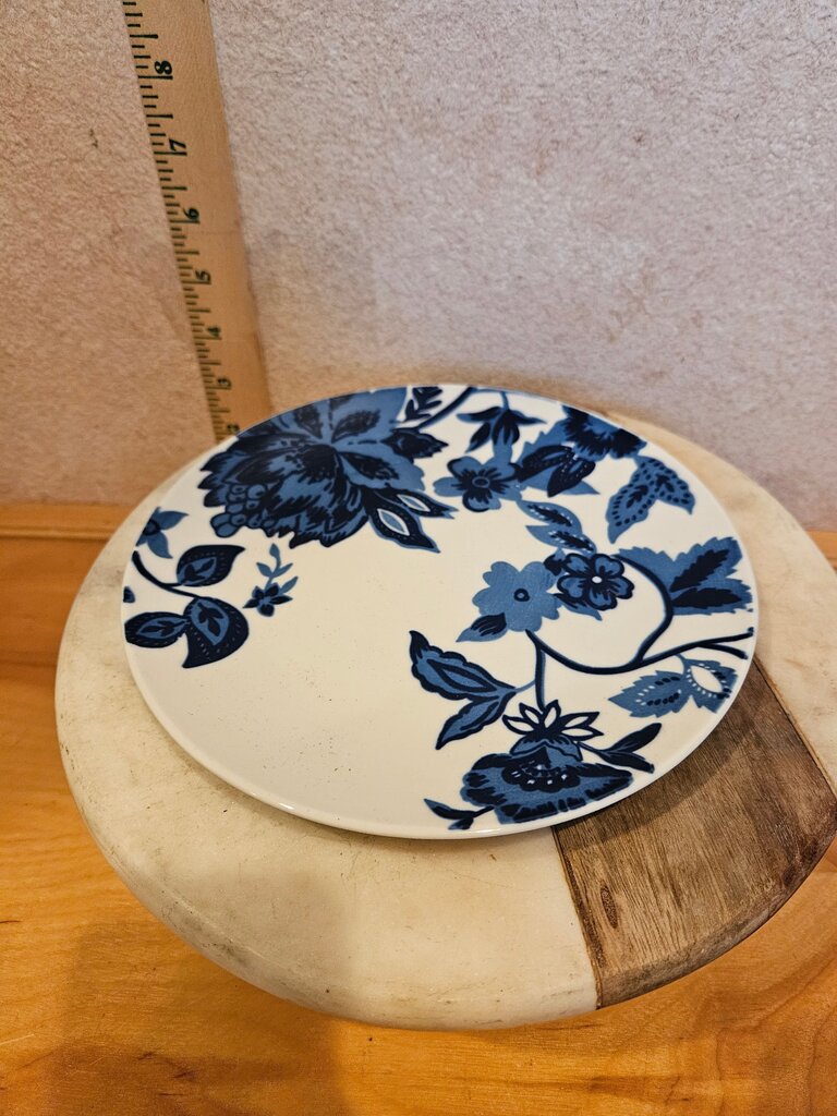 Royal Norfolk Blue & White Floral Leaves Dinner Plate 10.5" as is