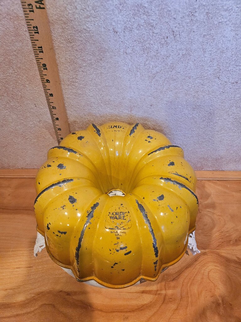 Vintage NORDIC WARE Best Bundt Kitchen Baking Harvest Gold Fluted Tube Cake Pan