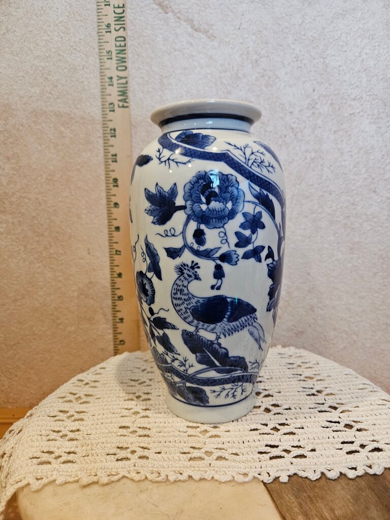 Vintage Chinese Blue & White Toyo Table Vase Japan Peacock