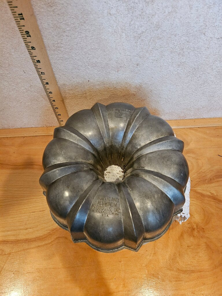 Vintage Cast Aluminum Fluted Bundt Cake Pan Mid Century Northland Aluminum USA