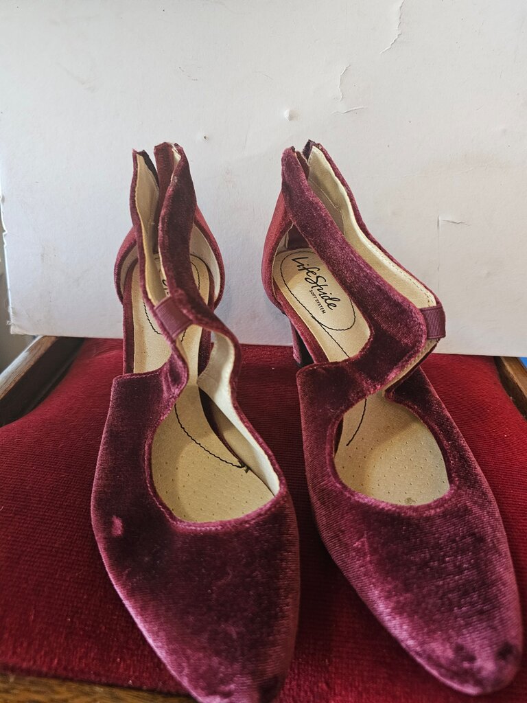LifeStride Women's Burgundy Velvet Pumps