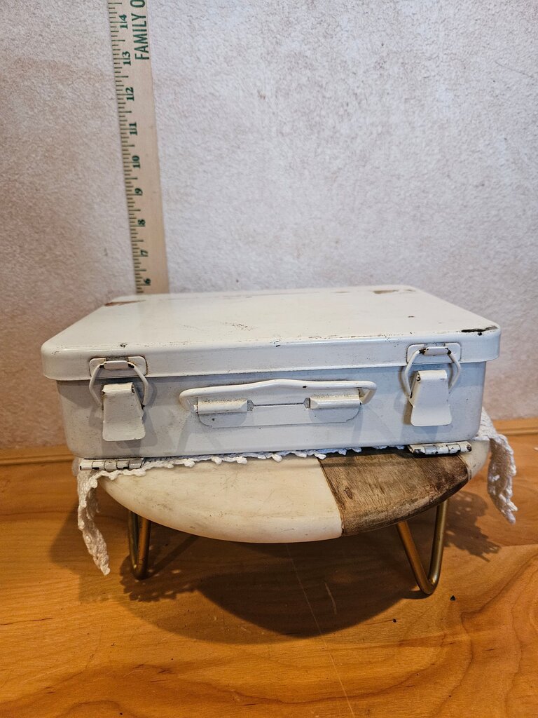 Antique metal medicine double lock box, first aid box, car cabinet, collectibles, workshop, industrial lunch box