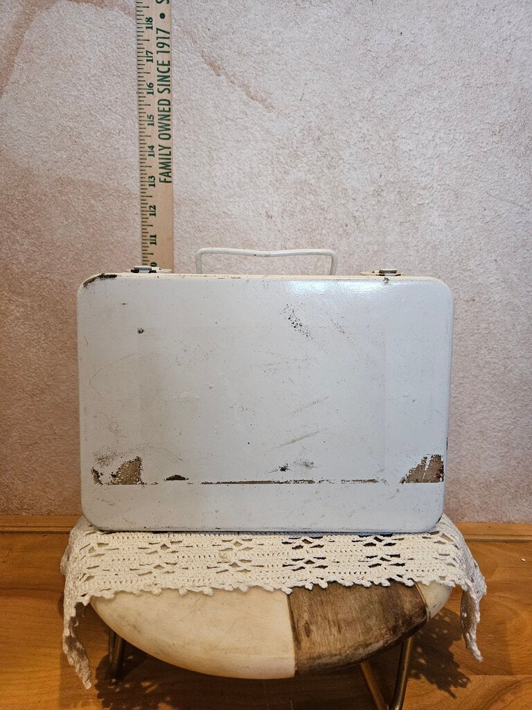 Antique metal medicine double lock box, first aid box, car cabinet, collectibles, workshop, industrial lunch box