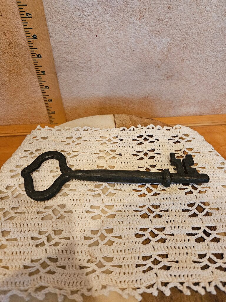 Ornate Style Unique Handle Skeleton Key Decor